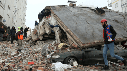 Женщину спасли из-под завалов через 22 часа: время на поиски уцелевших в Турции и Сирии истекает - 285x160