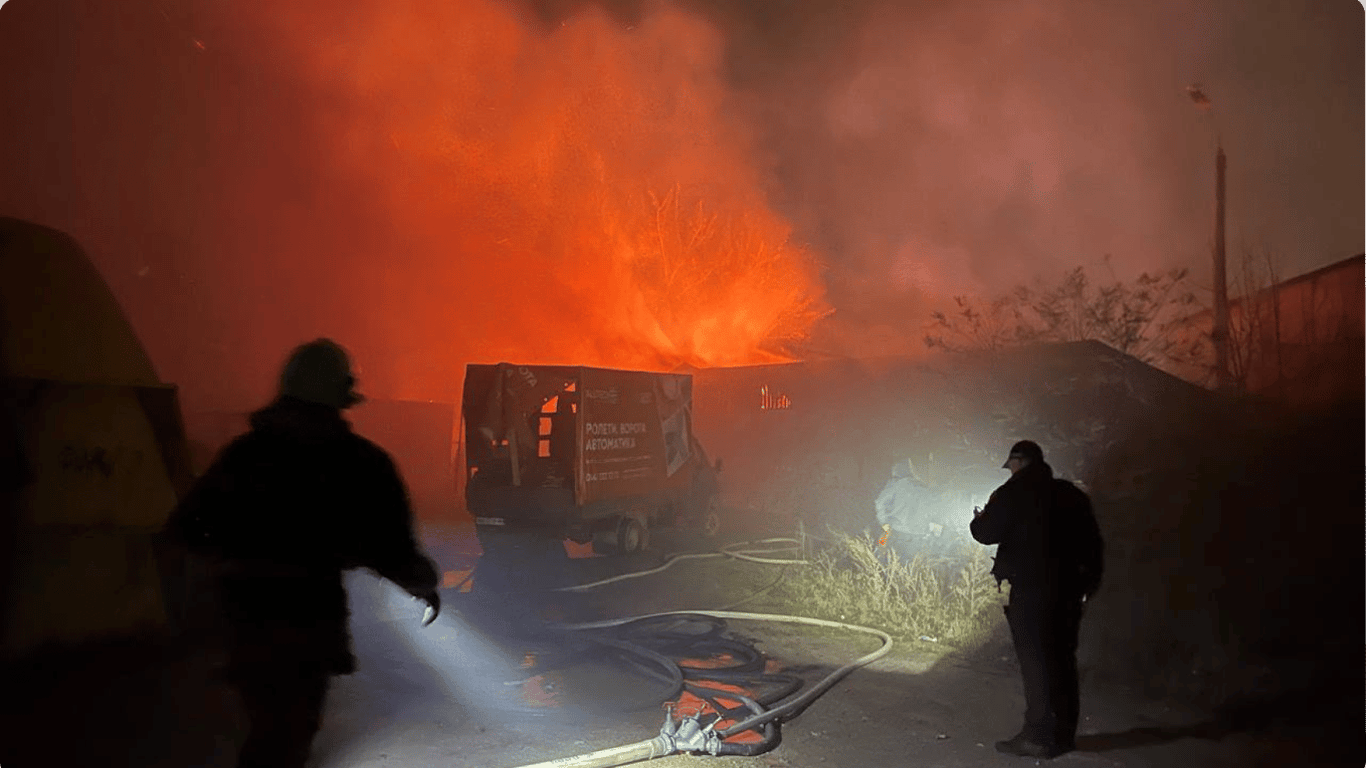 Внаслідок пожежі на складі у Дарницькому районі постраждали двоє людей, — Кличко