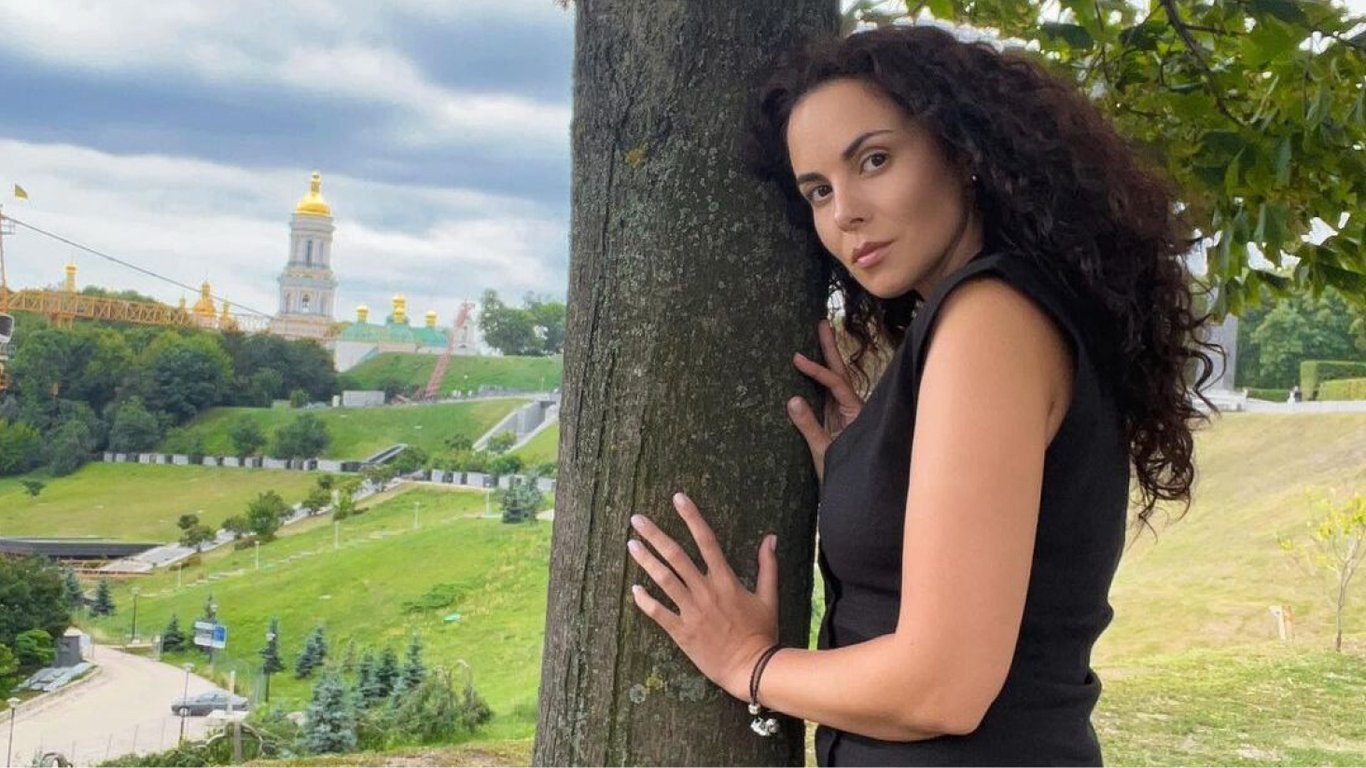 На фоне слухов о разводе Настю Каменских заметили в столичном парке: она была не с Потапом