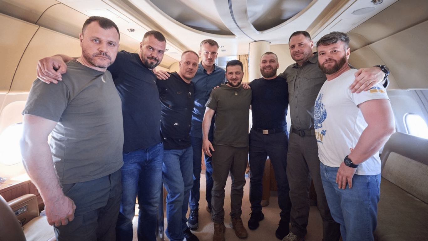 Командири "Азова" повертаються з Туреччини в Україну