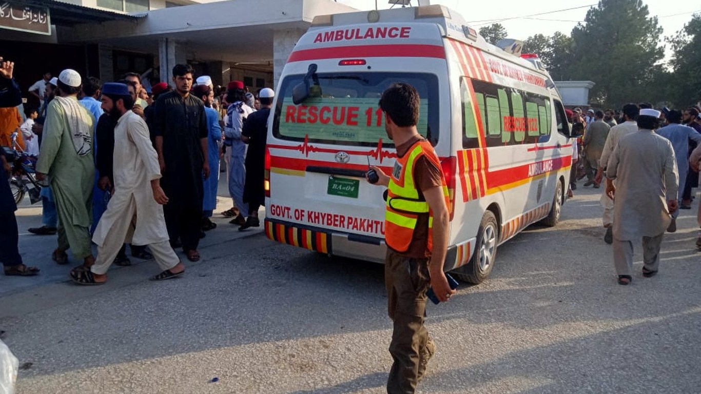 В Пакистане во время политического митинга взорвалась бомба: погибли десятки человек