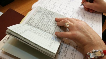 Українці мають оцифрувати трудові книжки до 10 червня: умови - 290x166