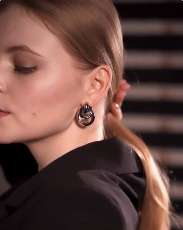 Massive jewelry is in trend now