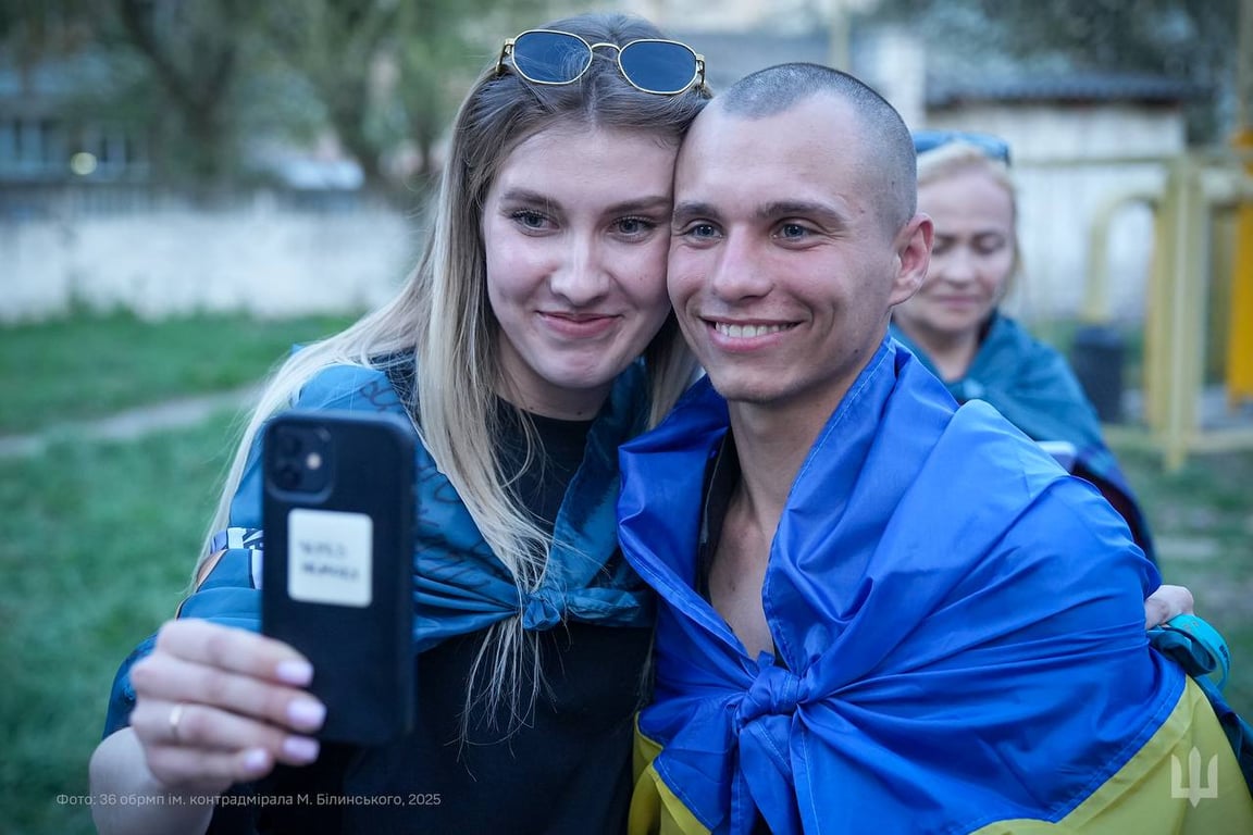 Миколаївські морпіхи повернулися з полону — фото зустрічі - фото 6