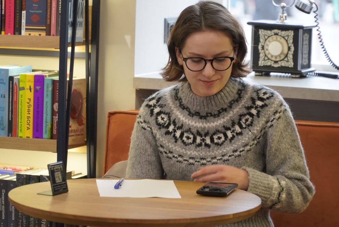 Дівчина в київській книгарні перед радіодиктантом