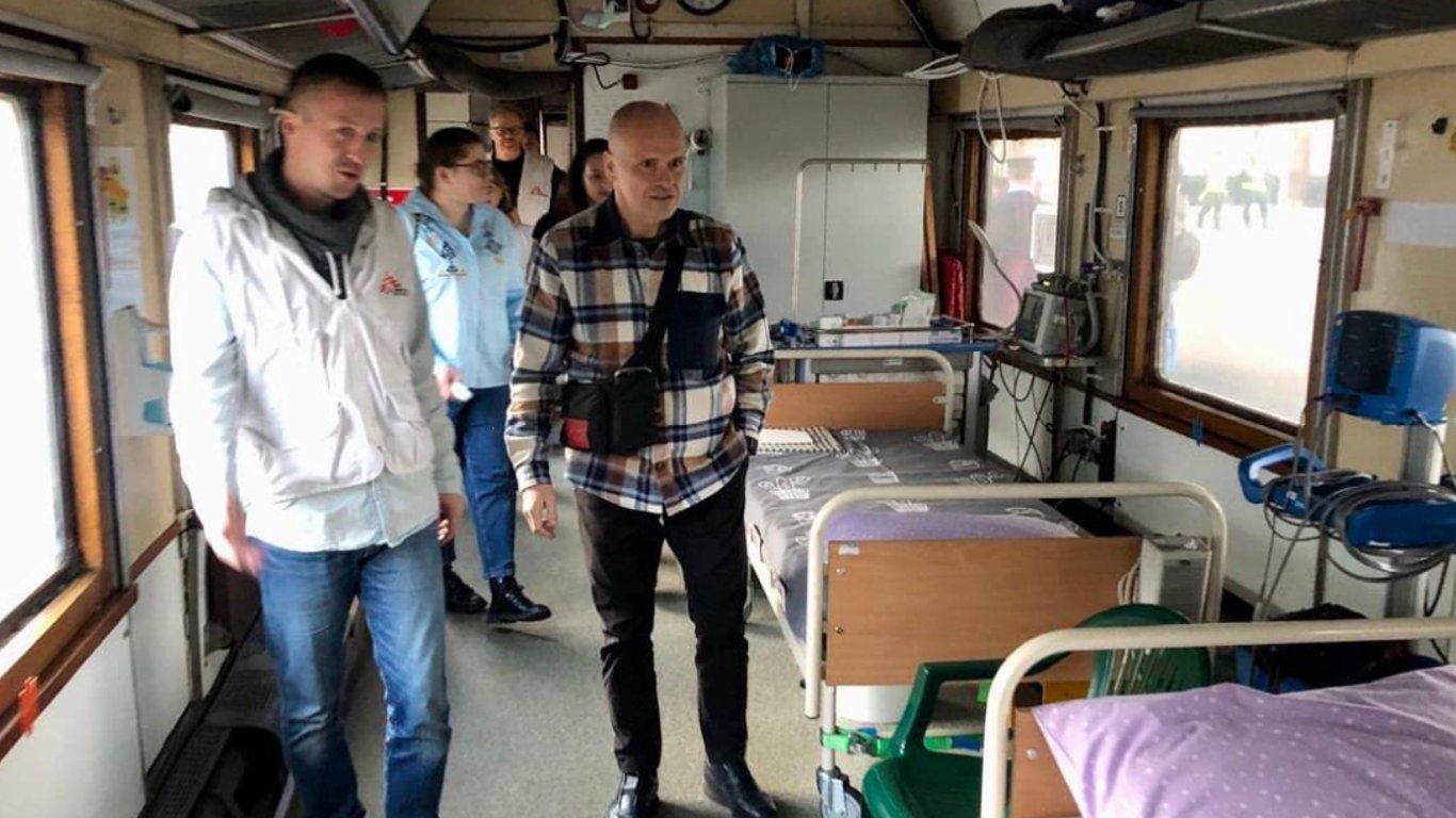 Эвакуационный поезд выполнил сотый рейс: как спасают раненых украинцев из прифронтовых городов