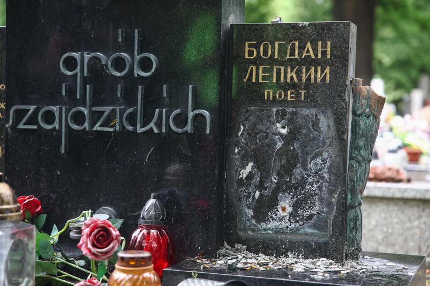 Полиция Кракова не видит националистического мотива в осквернении могилы Лепкого - фото 1
