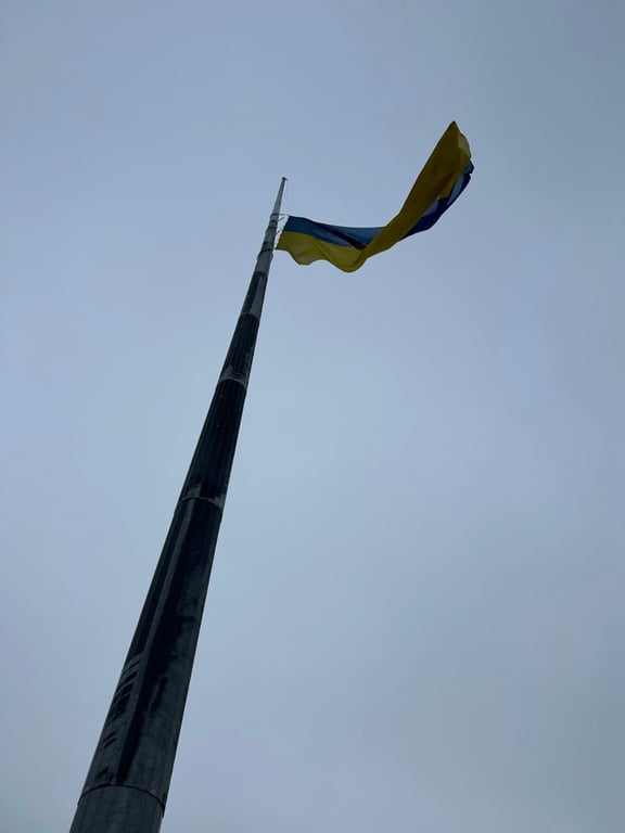 В Харькове приспустили государственный флаг — что произошло - фото 6