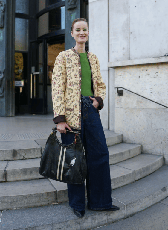 Джинси з кулісою створюють цікавий контраст