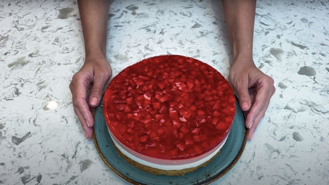 Що приготувати з полуниці – покроковий рецепт торта