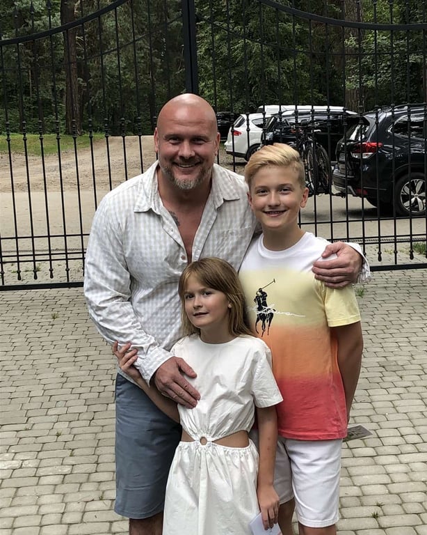 В'ячеслав Узелков з дітьми