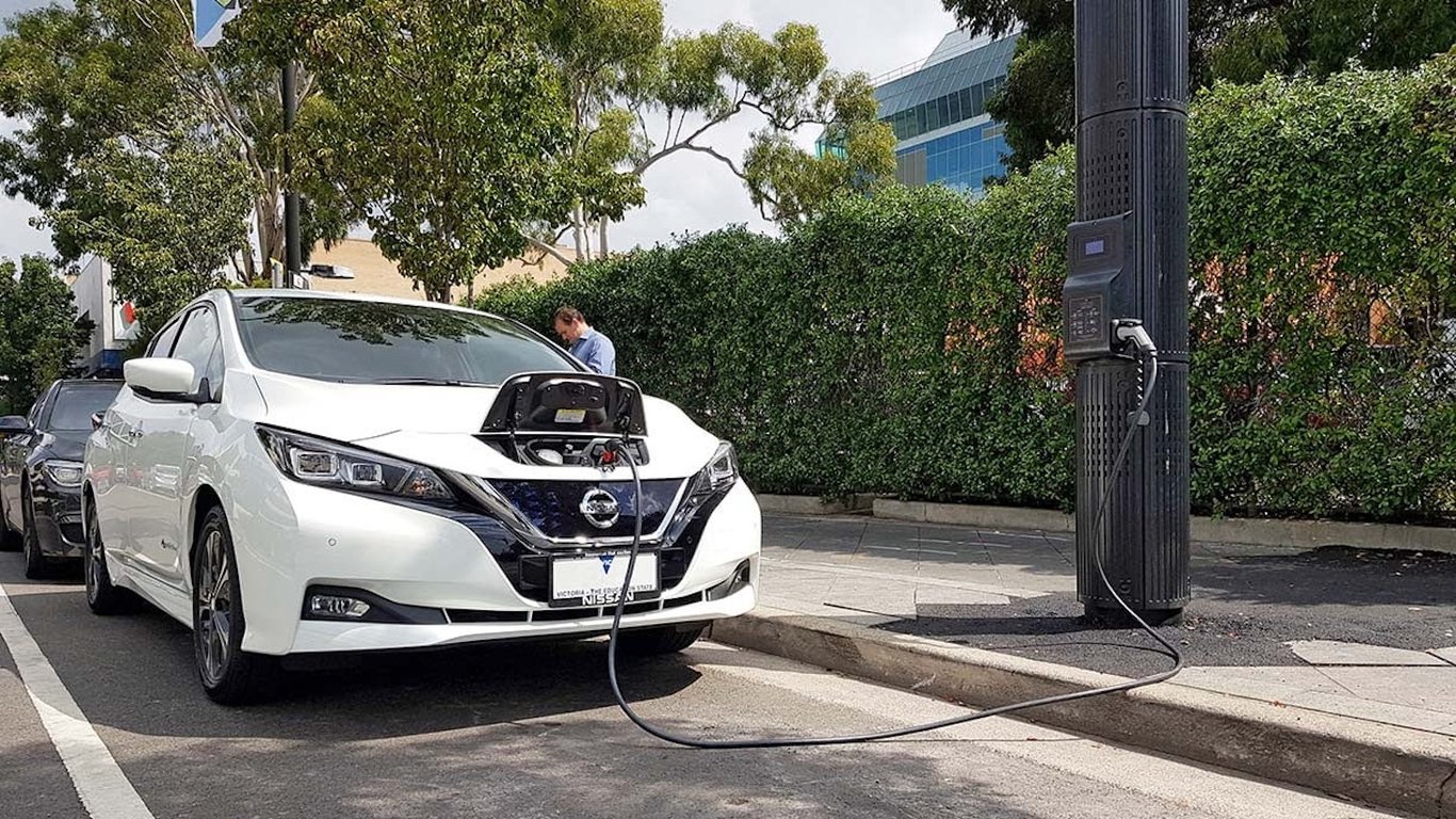 Чому не заряджається електромобіль: що робити