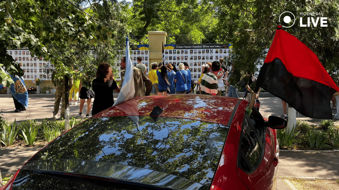 Автомобіль учасників автопробігу з прапорами біля меморіалу в Одесі.