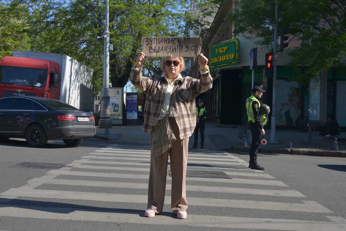 Хвилина тиші в Одесі — у центрі вшанували Героїв (фоторепортаж) - фото 4