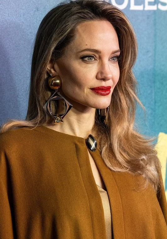 Джоли в новом образе на красной дорожке