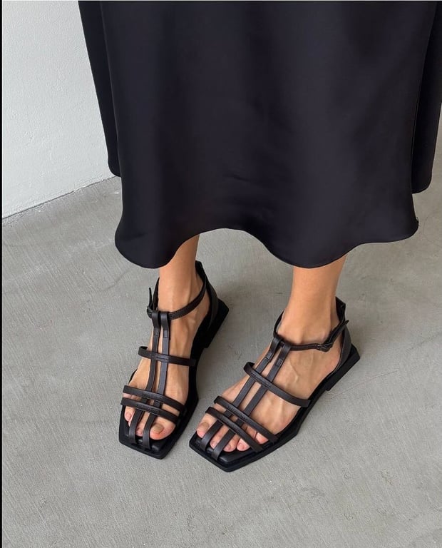 З чим носити квадратні босоніжки