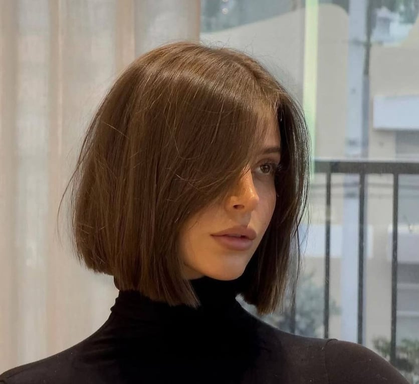 It is now fashionable to add light bangs to a bob
