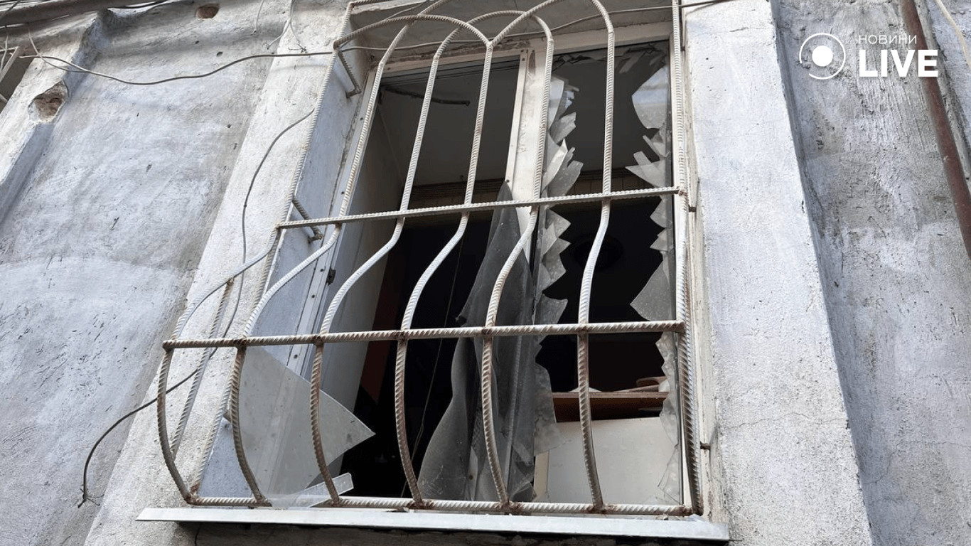 Вибиті вікна у будинку