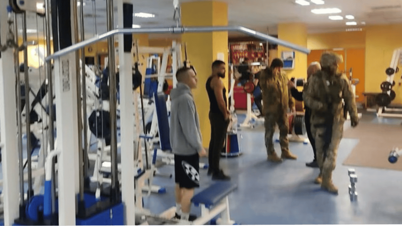В Закарпатском ТЦК объяснили вручение повесток в спортзалах