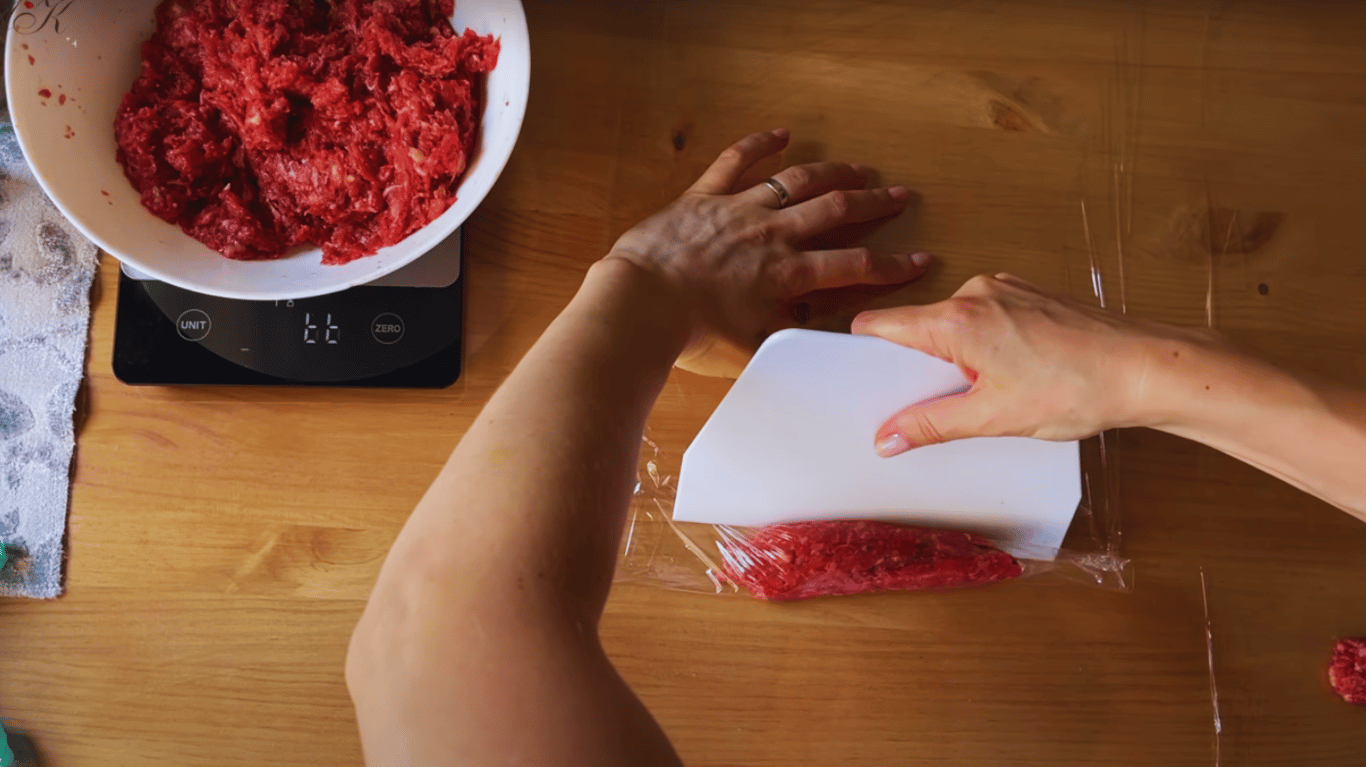 соковиті домашні сосиски без оболонки з фаршу