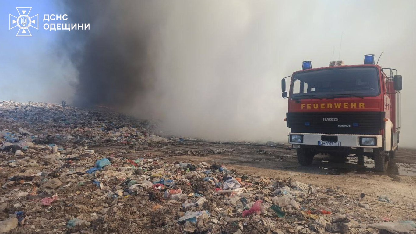 Масштабна пожежа на Одещині — в області горіло сміттєзвалище - фото 2