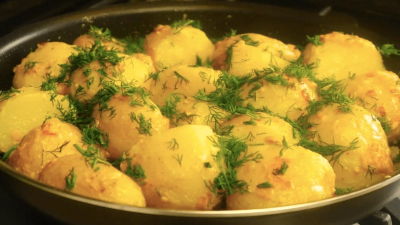 Сливочный молодой картофель, который просят еще и еще: рецепт гарнира