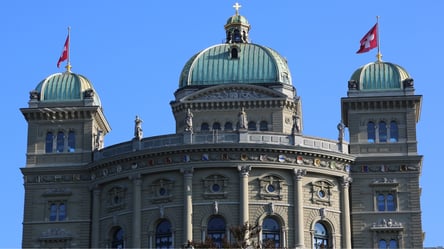 Біля швейцарського парламенту затримали чоловіка із вибухівкою - 285x160