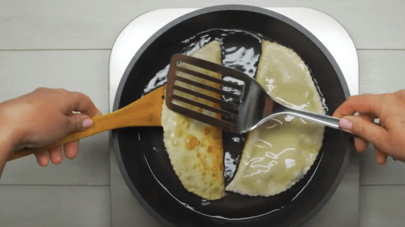 смачні чебуреки на сковороді
