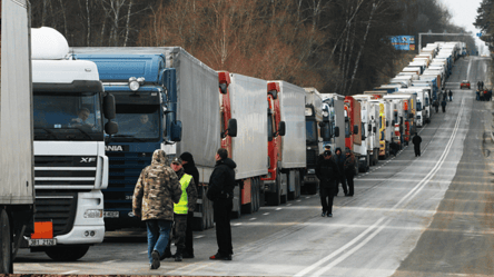 Украина отреагировала на остановку пропуска грузовиков на границе с Польшей - 285x160