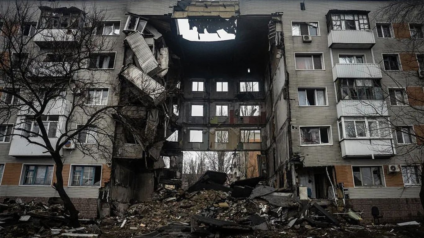 Відбудова України вимагає грошей, яких немає: що робити
