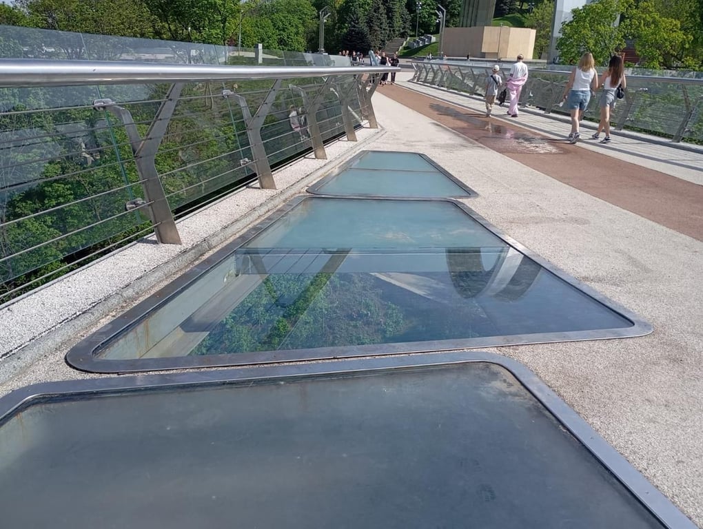 На стеклянном мосту заменили стеклянный блок