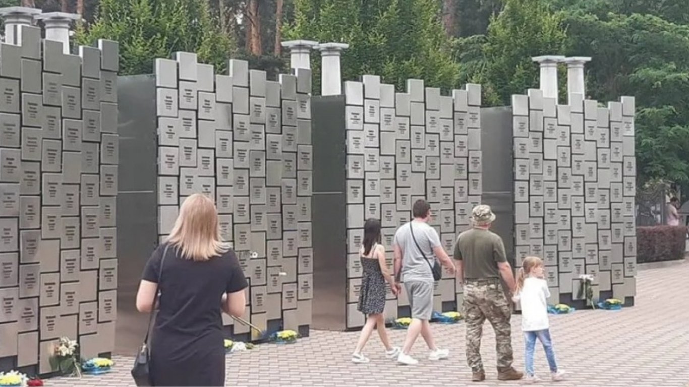У Бучанському парку встановили інсталяцію в пам'ять людей, яких вбили росіяни