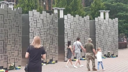 В Бучанском парке установили инсталляцию в память людей, убитых россиянами - 285x160