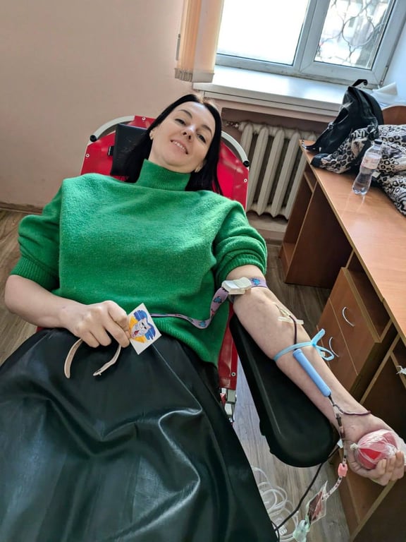 Женщина присоединилась к акции. Фото: Одесский городской совет