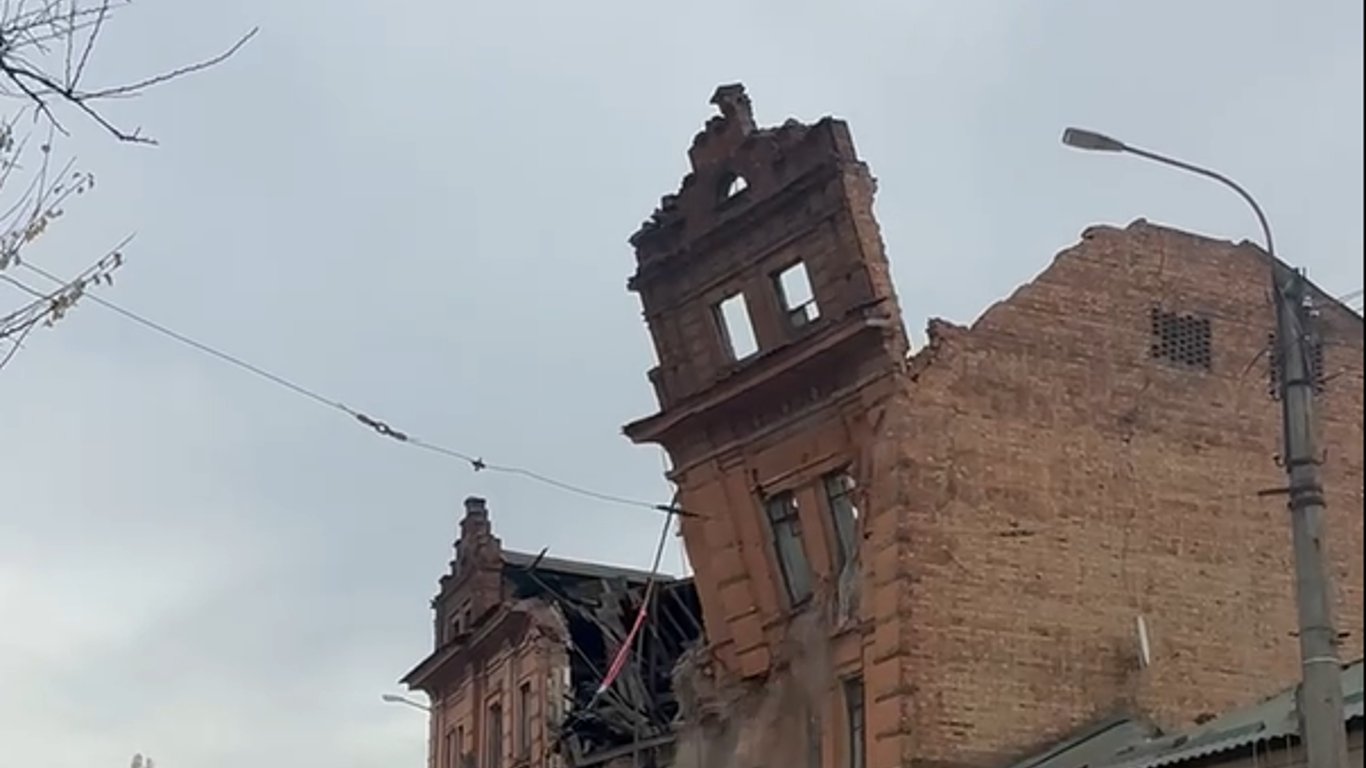 Снос аварийной части колледжа в Харькове — видео