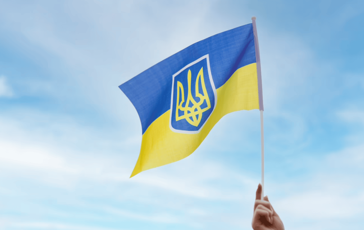 Человек, который держит флаг Украины в руке