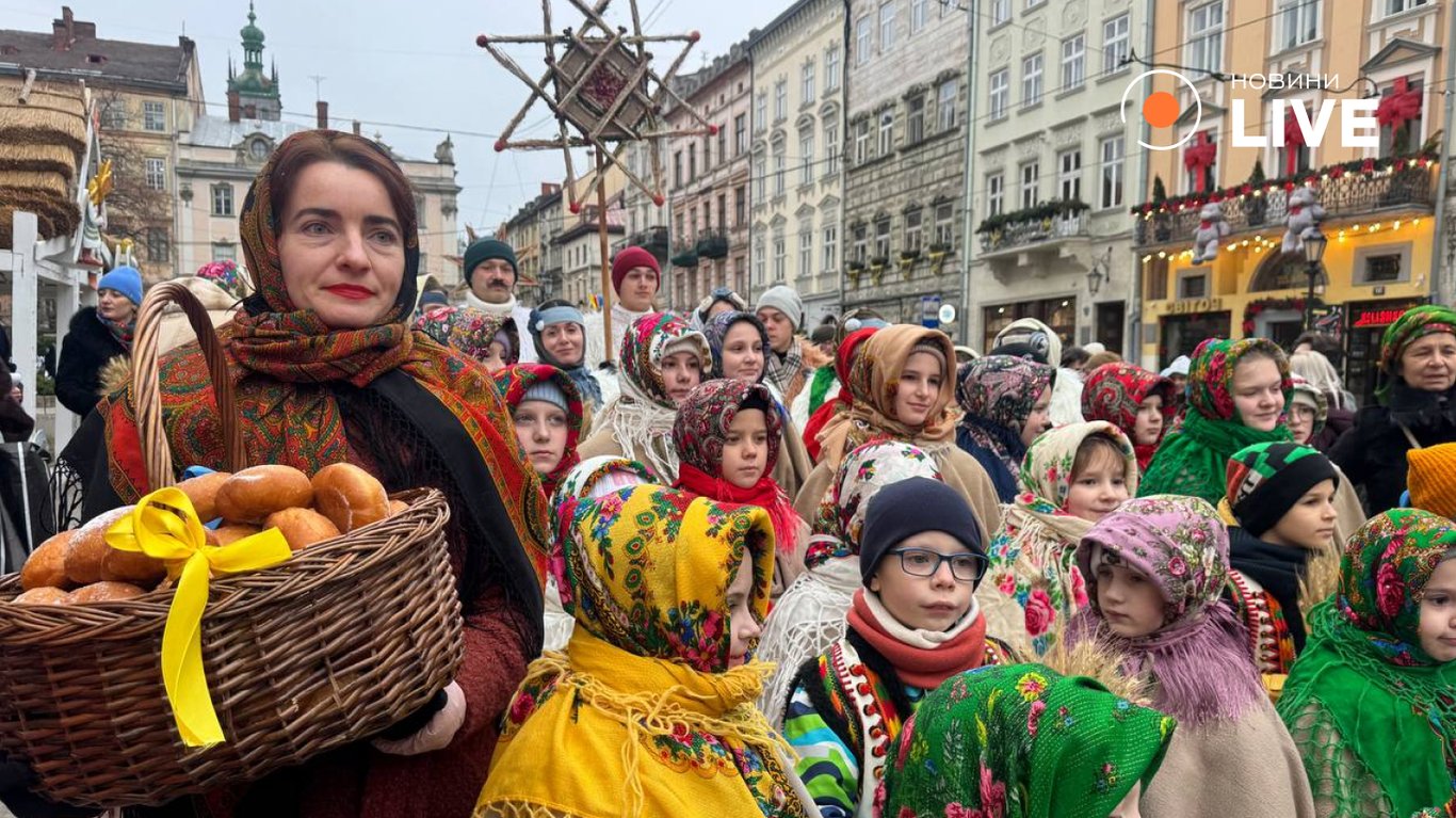 Великан из соломы — Львов установил главный символ Рождества - фото 1