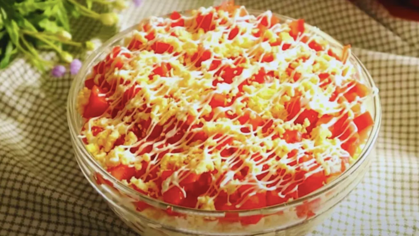 Сытный салат вместо ужина: понадобится 200 копченой колбасы