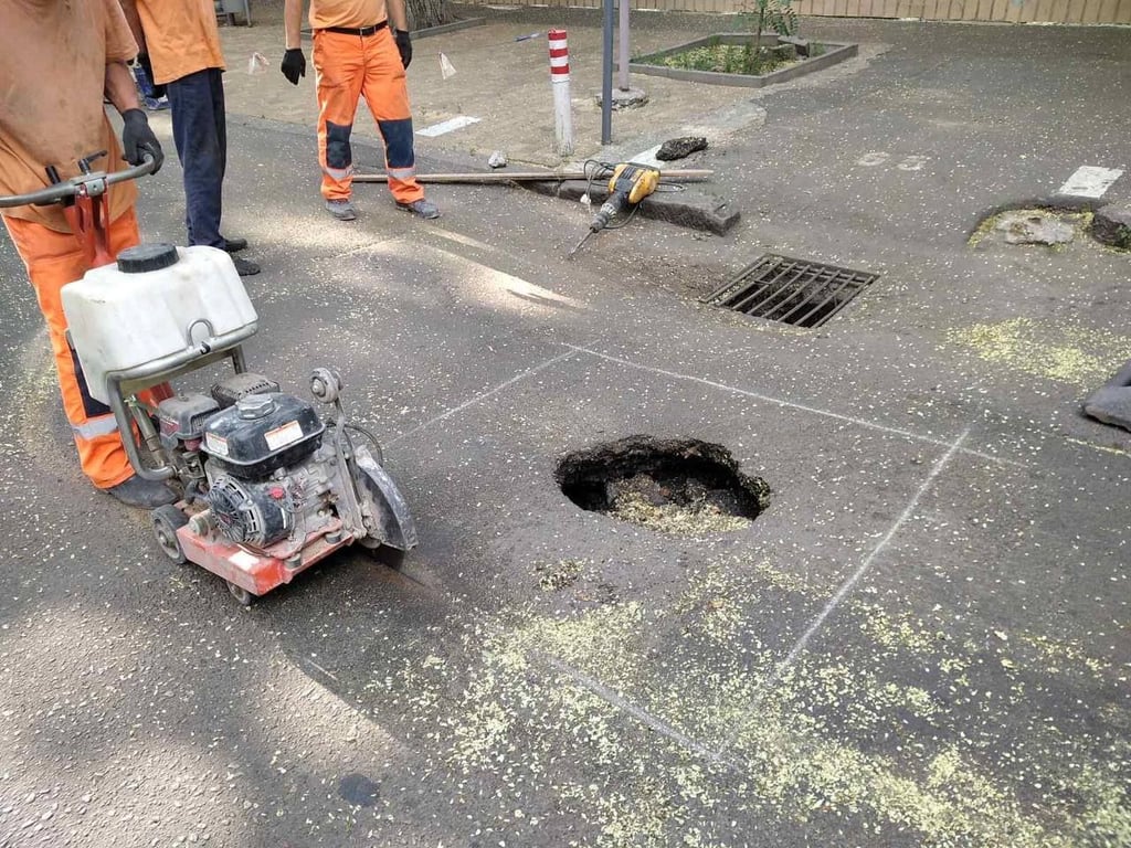 Комунальники ремонтують дороги. Фото: