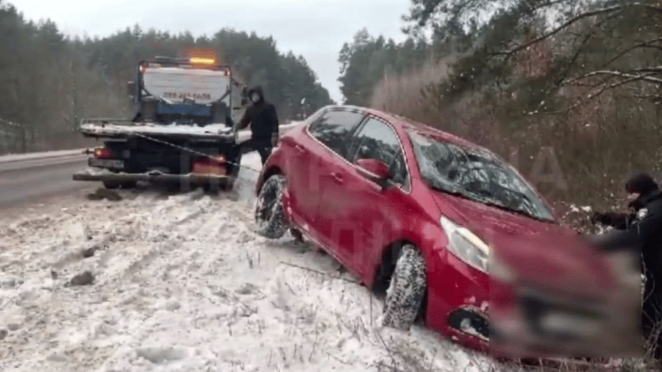 Львовские полицейские рассказали, как помогали водителям выбраться из снежных ловушек