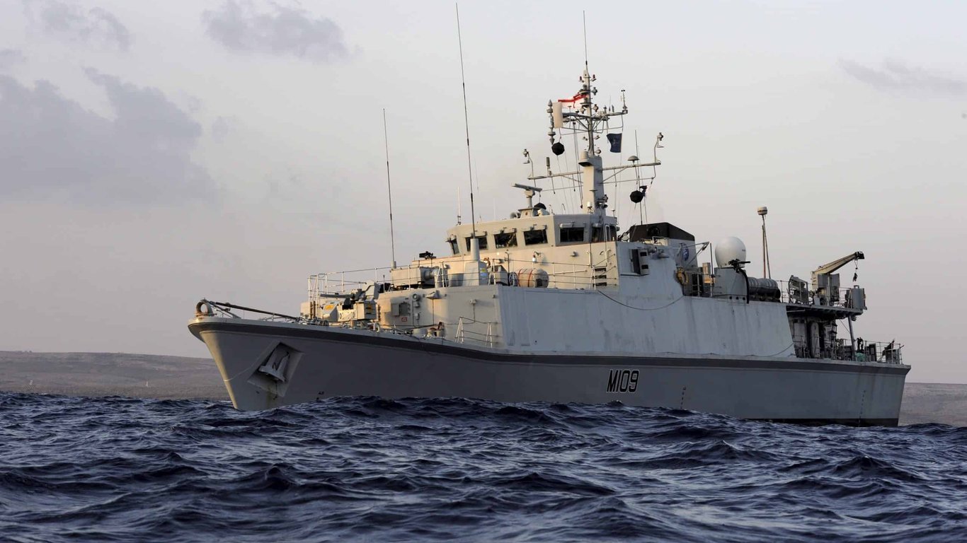 ВМС показали, як бійці опановують керування протимінного корабля