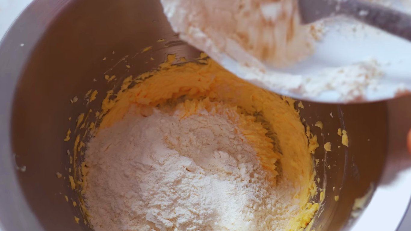 Easy dessert recipe with berries and meringue — elegant yet simple