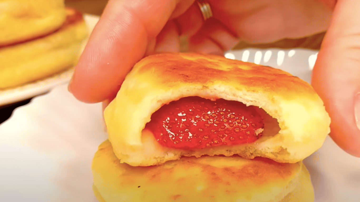 пиріжки з начинкою з полуниці на сніданок