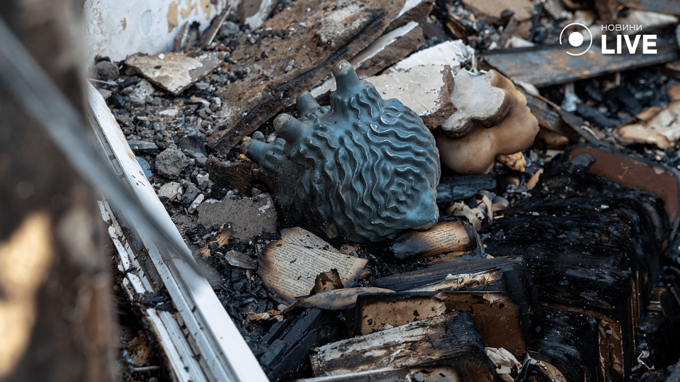 Згорілі речі унаслідок влучання по Одесі