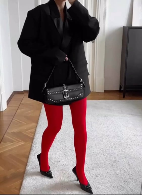 Червоні колготки можуть стати яскравим акцентом вашого образу