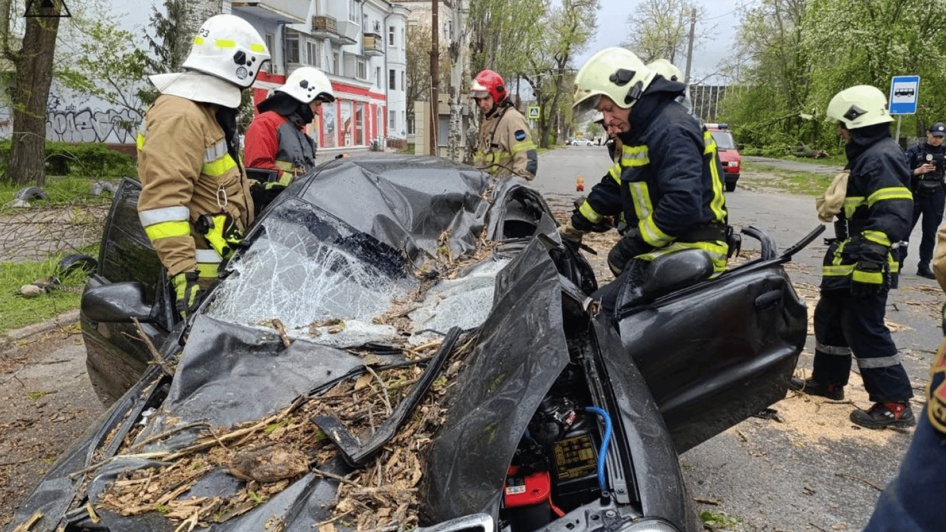 Трое погибших и повреждения: в Украине ликвидируют последствия непогоды