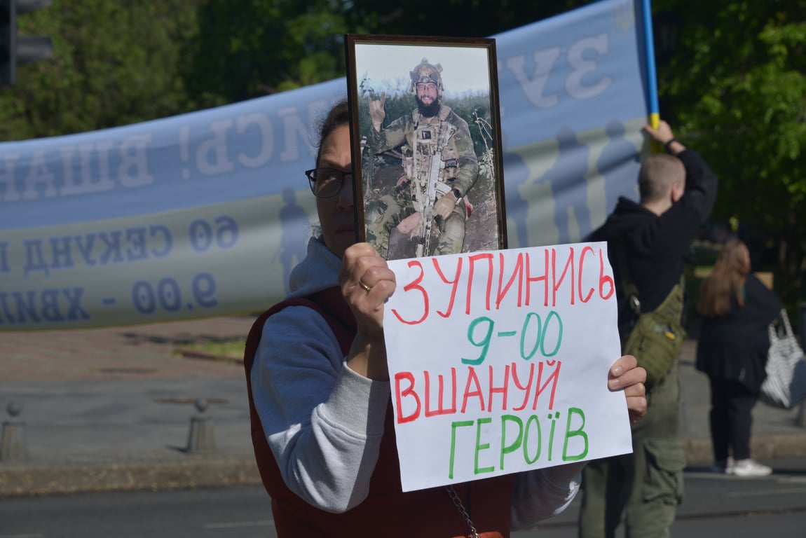 Хвилина тиші в Одесі — у центрі вшанували Героїв (фоторепортаж) - фото 2