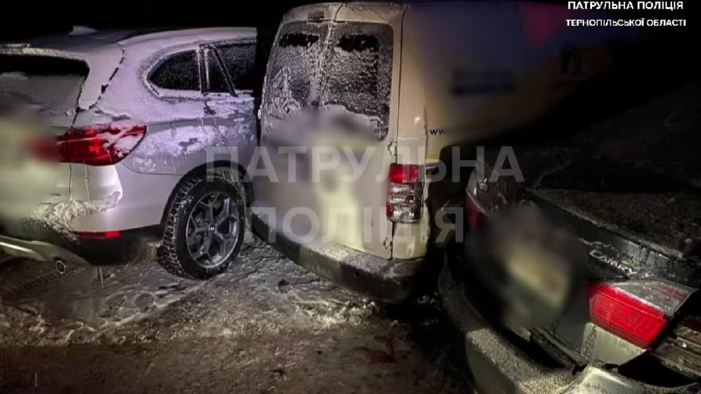 Алкоголь и руль несовместимы — в Тернополе пьяный водитель протаранил шесть автомобилей во дворе