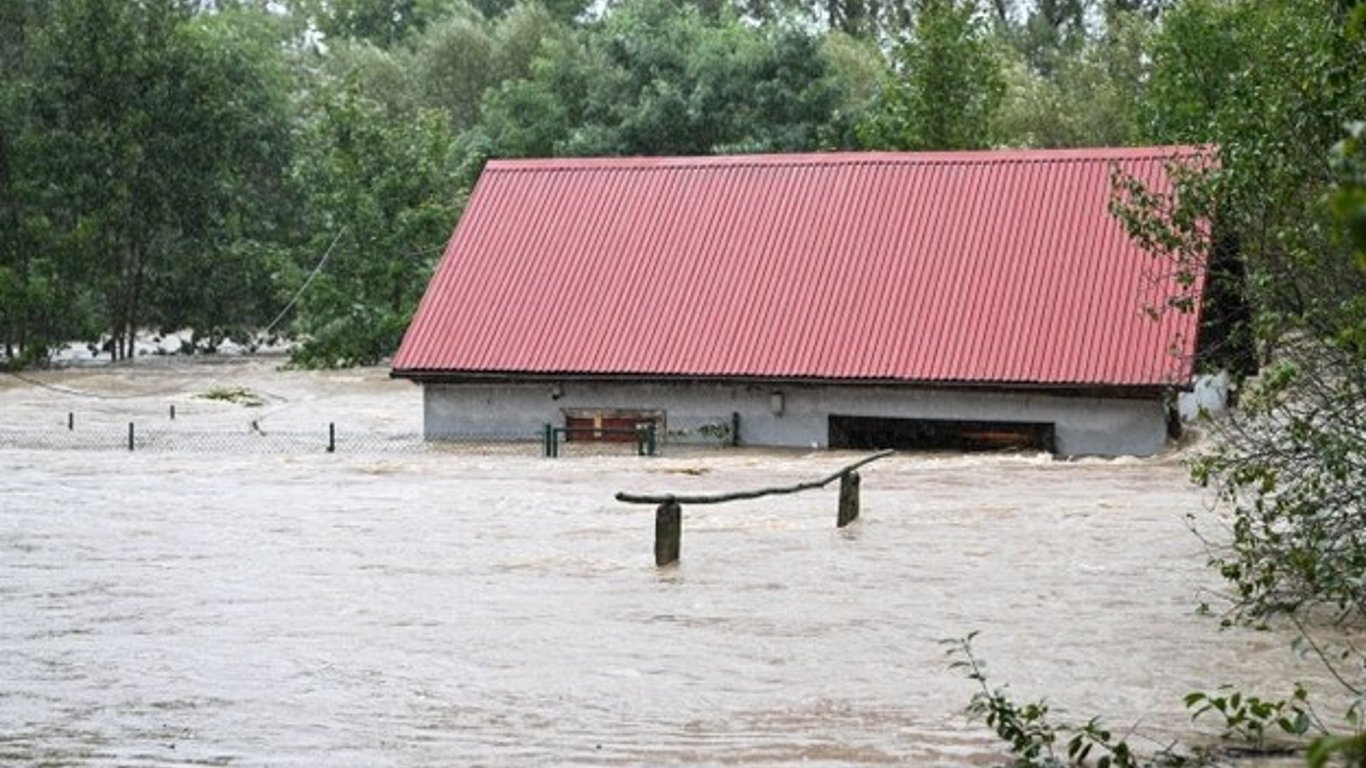 Вода затопила город Строне-Шленски в Польше - там прорвало дамбу