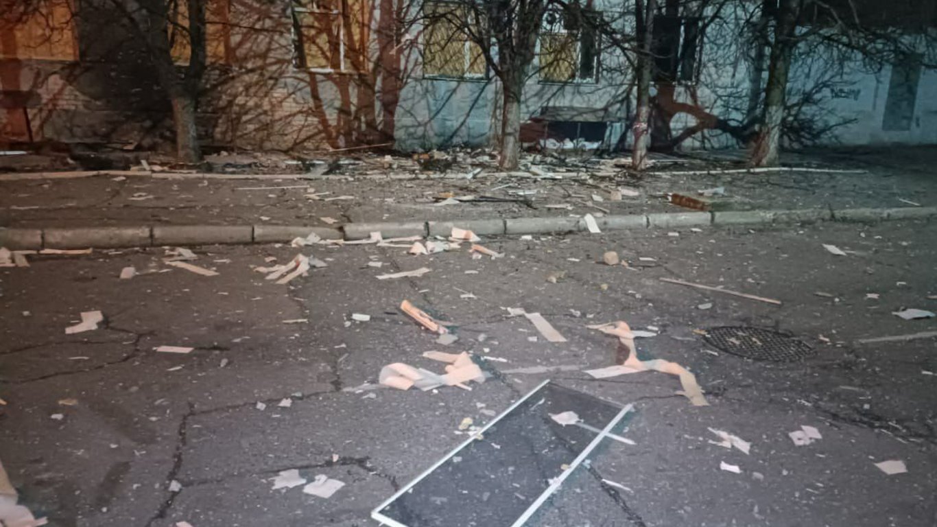 Обстріли Херсона 24 січня: пошкоджено пологовий будинок, школу та поліклініку